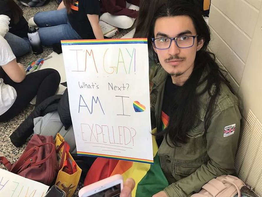 Une école catholique a obligé deux enseignants gays à démissionner après leurs fiançailles, alors les étudiants ont organisé une énorme manifestation