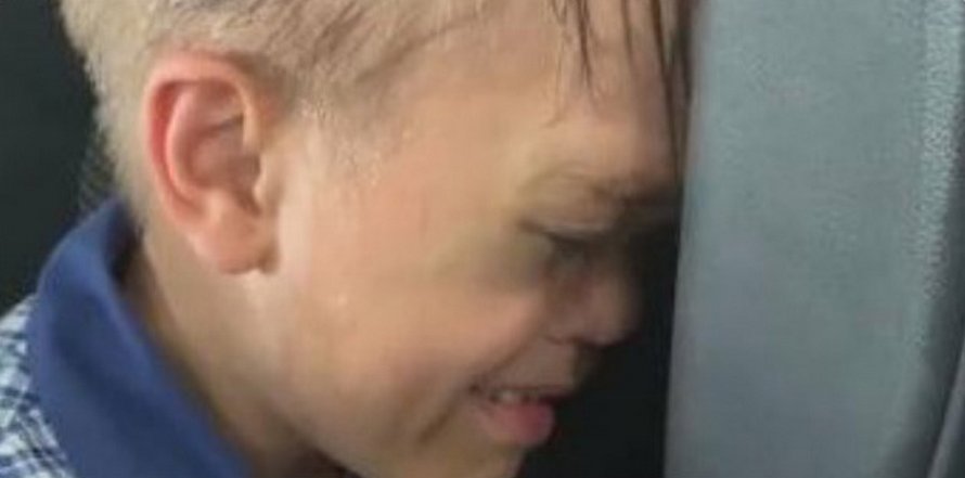 Ce garçon de 9 ans voulait mourir après avoir été harcelé à l’école à cause de son nanisme, alors des célébrités lui ont répondu