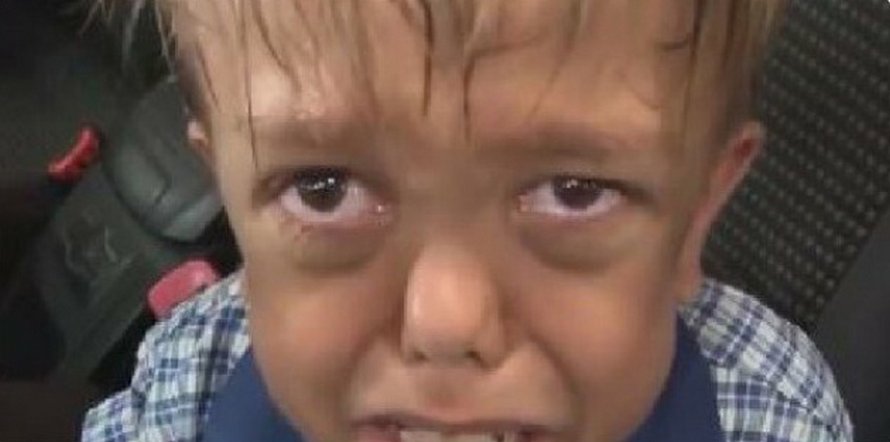 Ce garçon de 9 ans voulait mourir après avoir été harcelé à l’école à cause de son nanisme, alors des célébrités lui ont répondu