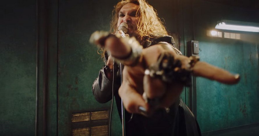 Ozzy Osbourne a demandé à Jason Momoa de l’incarner dans un nouveau clip et il a assuré