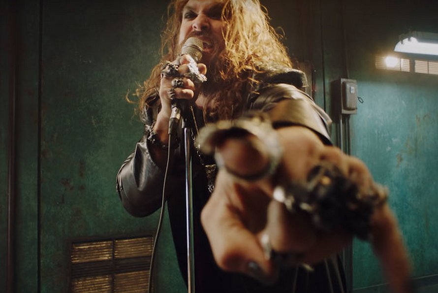 Ozzy Osbourne a demandé à Jason Momoa de l’incarner dans un nouveau clip et il a assuré