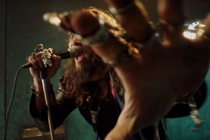 Ozzy Osbourne a demandé à Jason Momoa de l’incarner dans un nouveau clip et il a assuré