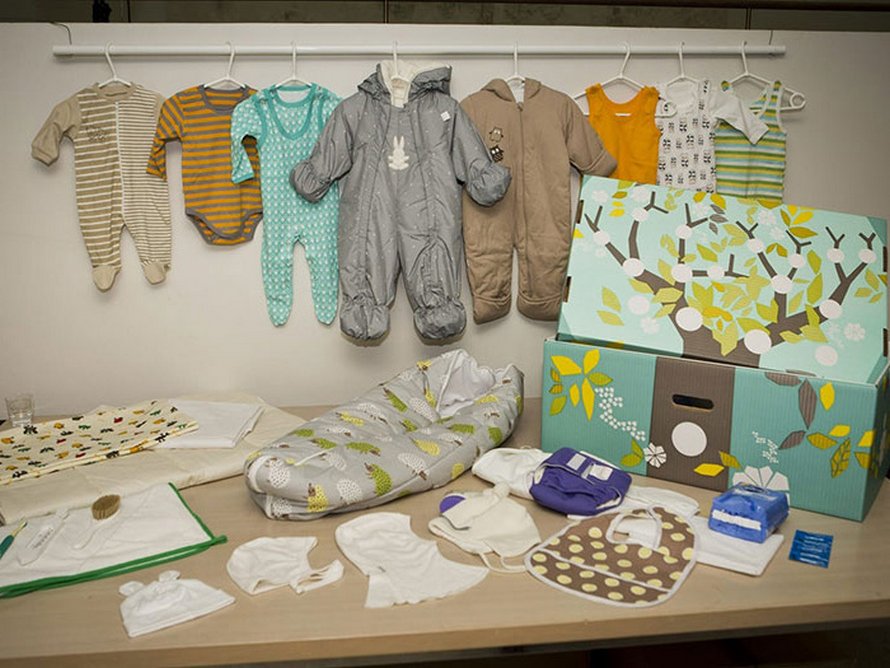 Depuis 82 ans, la Finlande distribue un « kit de maternité » aux nouveaux parents comprenant 63 articles