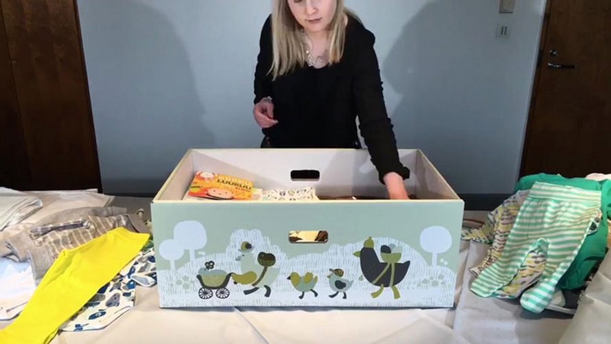Depuis 82 ans, la Finlande distribue un « kit de maternité » aux nouveaux parents comprenant 63 articles