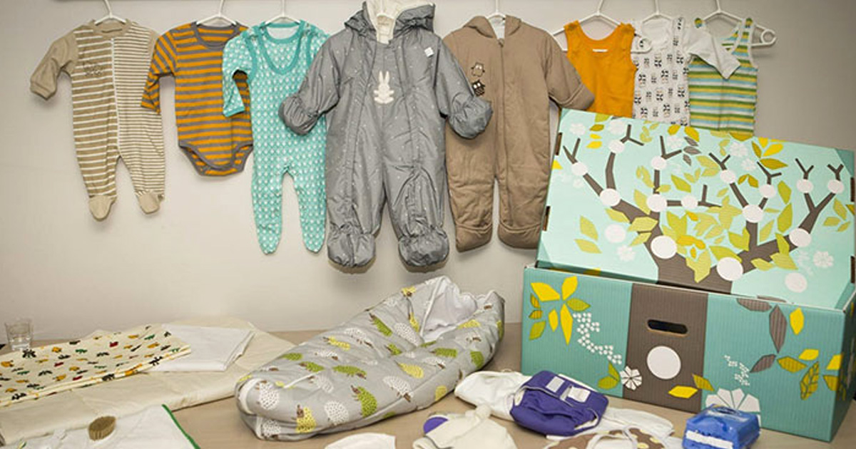 Depuis 82 ans, la Finlande distribue un « kit de maternité » aux nouveaux parents comprenant 63 articles