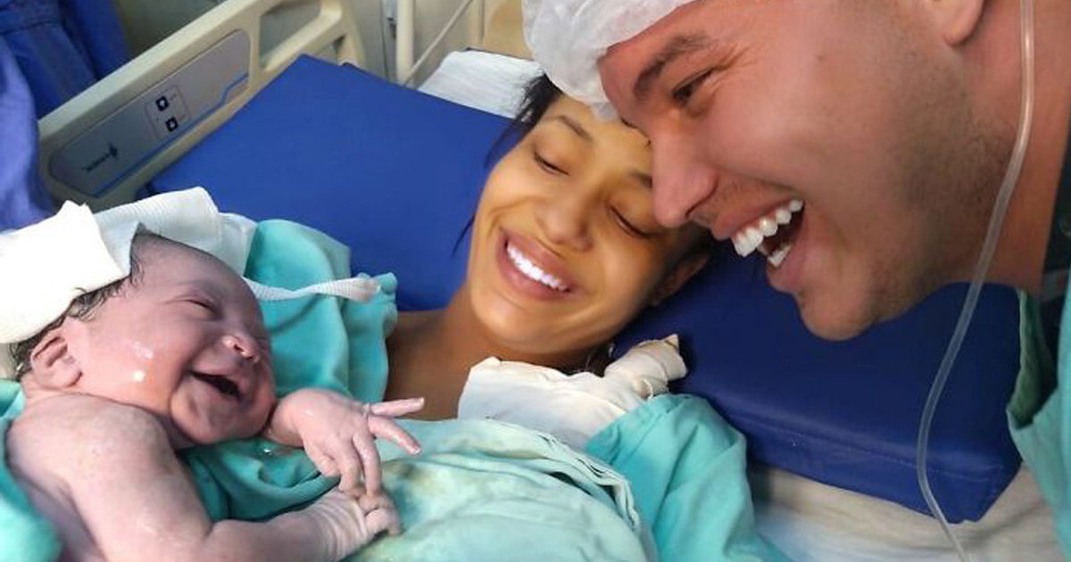 Un Papa Passe Des Mois A Parler A Son Bebe Dans Le Ventre De Sa Mere Et Il Reagit A Sa Voix Avec Le Plus Grand Sourire Apres Sa Naissance Ipnoze Un Papa Passe Des Mois A Parler A Son Bebe Dans Le Ventre De Sa Mere Et Il Reagit A Sa Voix Avec Le Plus Grand Sourire Apres Sa Naissance Ipnoze
