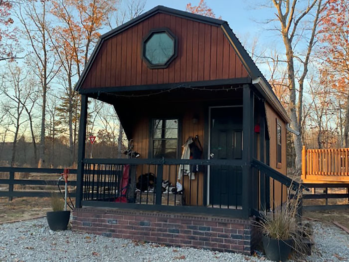 Une famille construit un petit village privé où les ados ont chacun leur maison