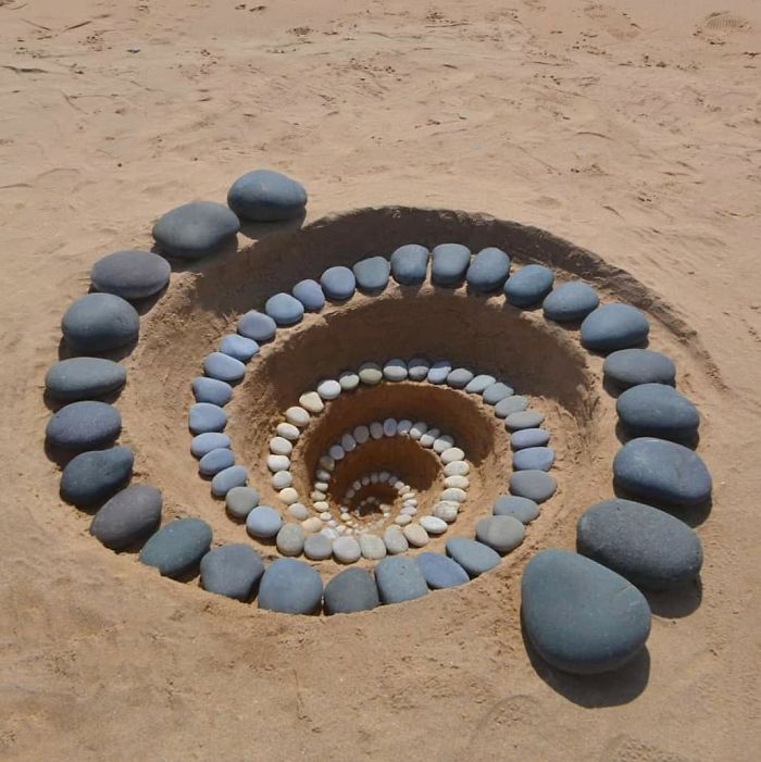 Cet artiste crée de superbes motifs avec des pierres à la plage et il trouve cela très thérapeutique (30 images)