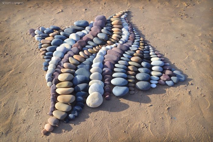 Cet artiste crée de superbes motifs avec des pierres à la plage et il trouve cela très thérapeutique (30 images)