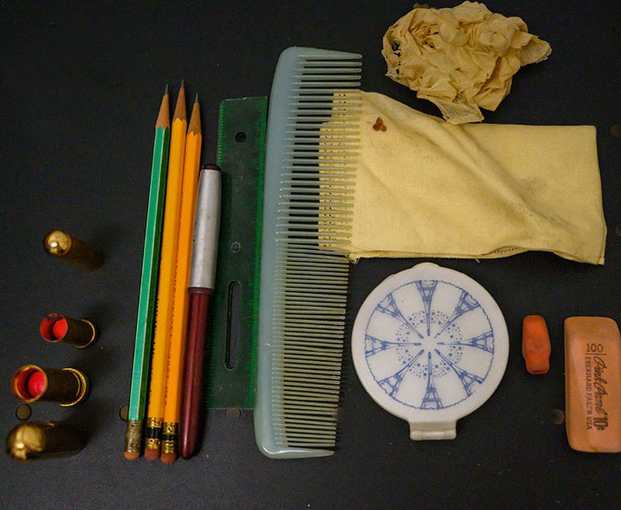 Cette école a trouvé un sac à main perdu dans les années 50, et c’est comme une capsule temporelle pour les gens de cette génération