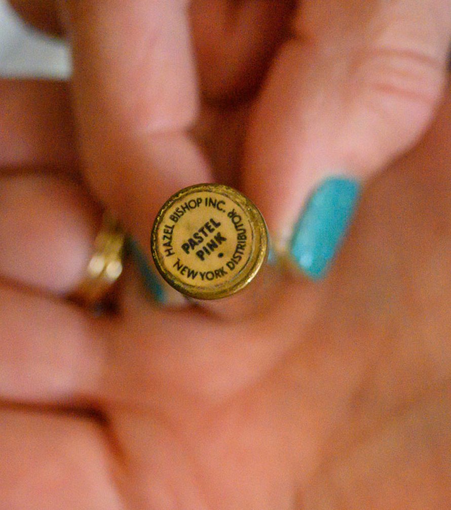 Cette école a trouvé un sac à main perdu dans les années 50, et c’est comme une capsule temporelle pour les gens de cette génération