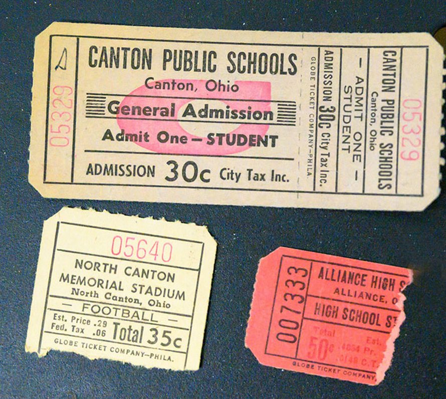 Cette école a trouvé un sac à main perdu dans les années 50, et c’est comme une capsule temporelle pour les gens de cette génération