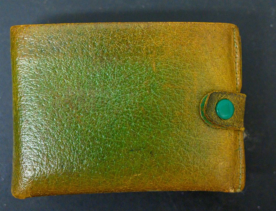 Cette école a trouvé un sac à main perdu dans les années 50, et c’est comme une capsule temporelle pour les gens de cette génération