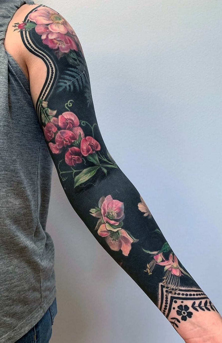 Cette artiste a propulsé les tatouages noirs au niveau supérieur en tatouant des fleurs inspirées de la Renaissance sur les membres des gens (25 images)