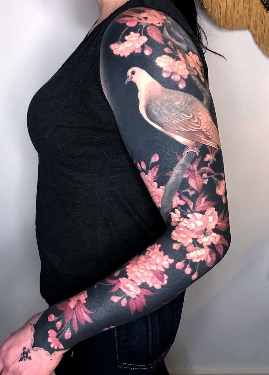 Cette artiste a propulsé les tatouages noirs au niveau supérieur en tatouant des fleurs inspirées de la Renaissance sur les membres des gens (25 images)
