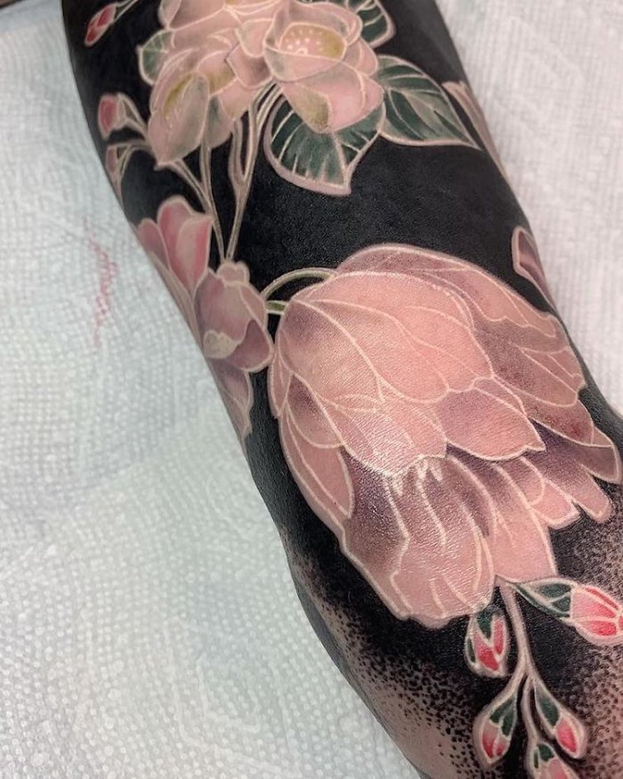 Cette artiste a propulsé les tatouages noirs au niveau supérieur en tatouant des fleurs inspirées de la Renaissance sur les membres des gens (25 images)