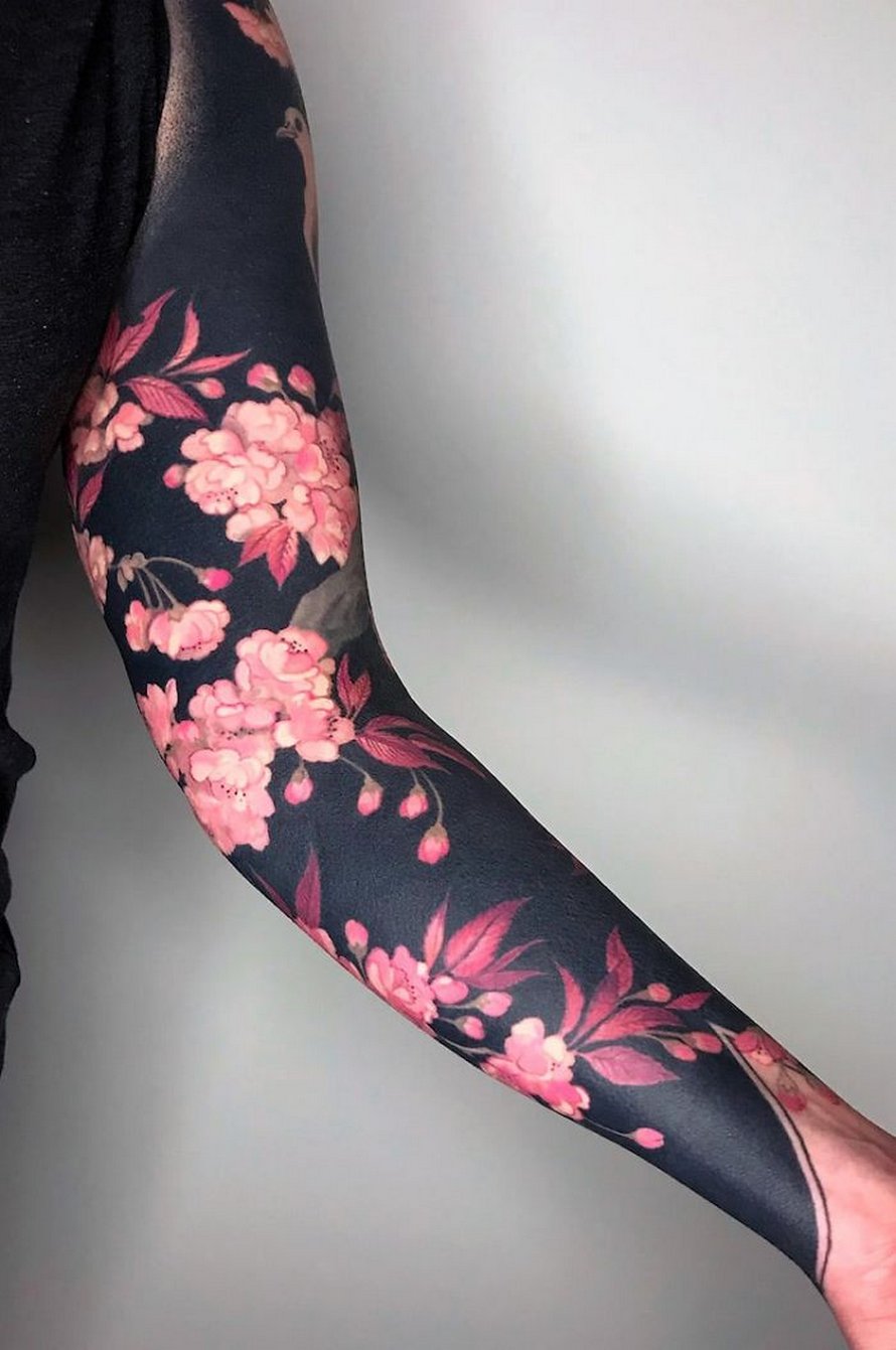 Cette artiste a propulsé les tatouages noirs au niveau supérieur en tatouant des fleurs inspirées de la Renaissance sur les membres des gens (25 images)