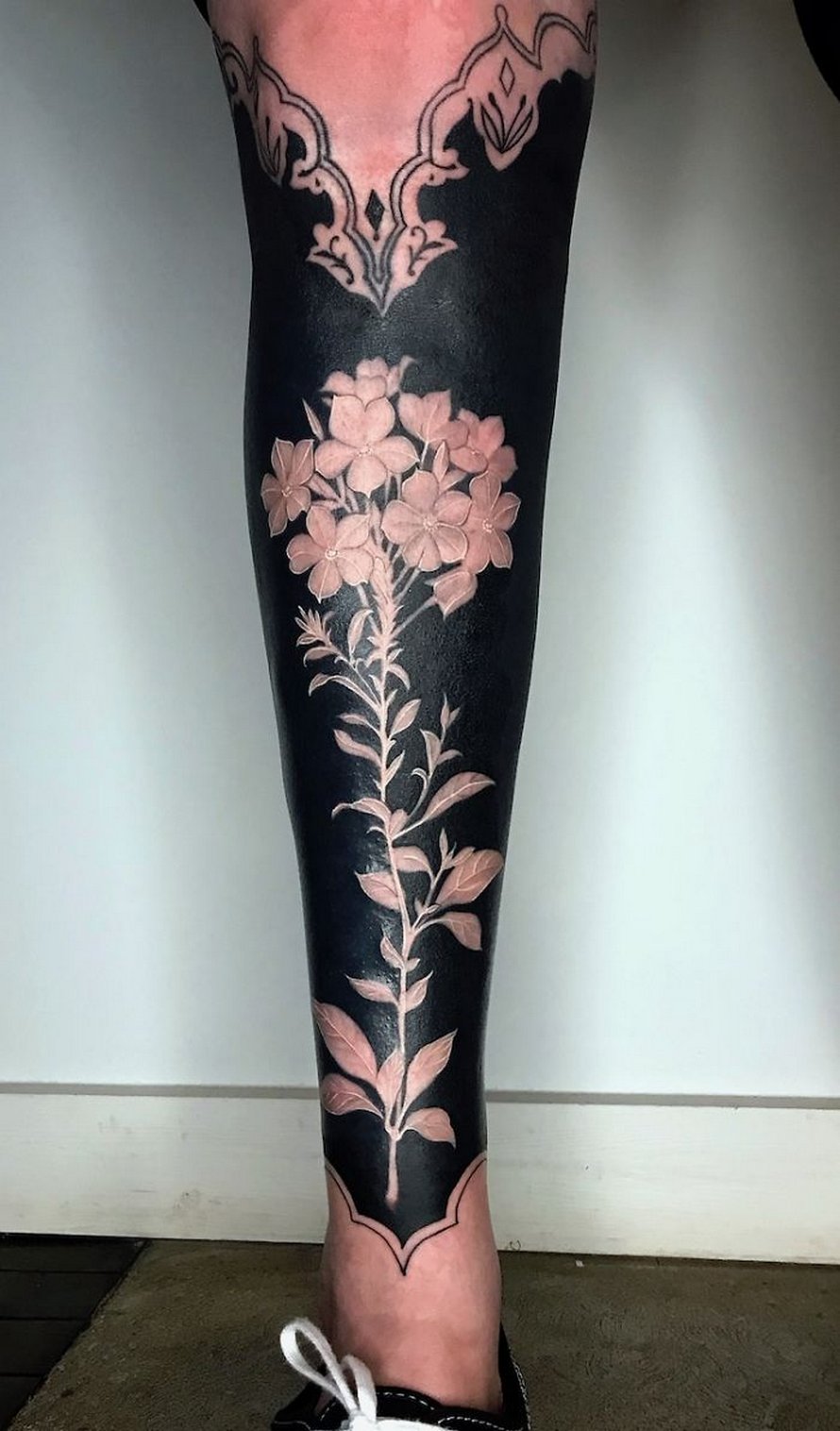 Cette artiste a propulsé les tatouages noirs au niveau supérieur en tatouant des fleurs inspirées de la Renaissance sur les membres des gens (25 images)