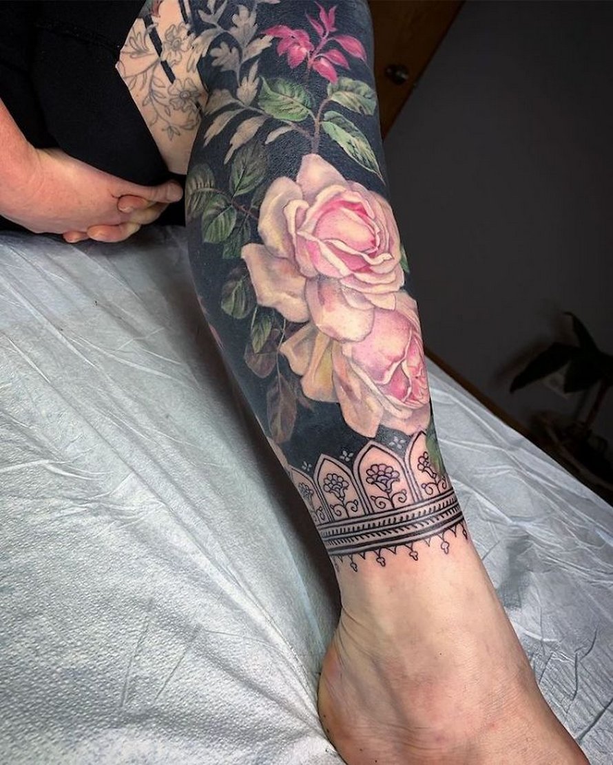 Cette artiste a propulsé les tatouages noirs au niveau supérieur en tatouant des fleurs inspirées de la Renaissance sur les membres des gens (25 images)