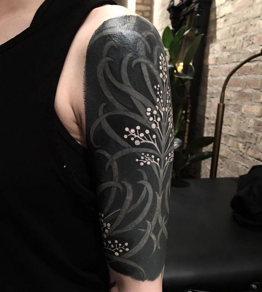 Cette artiste a propulsé les tatouages noirs au niveau supérieur en tatouant des fleurs inspirées de la Renaissance sur les membres des gens (25 images)