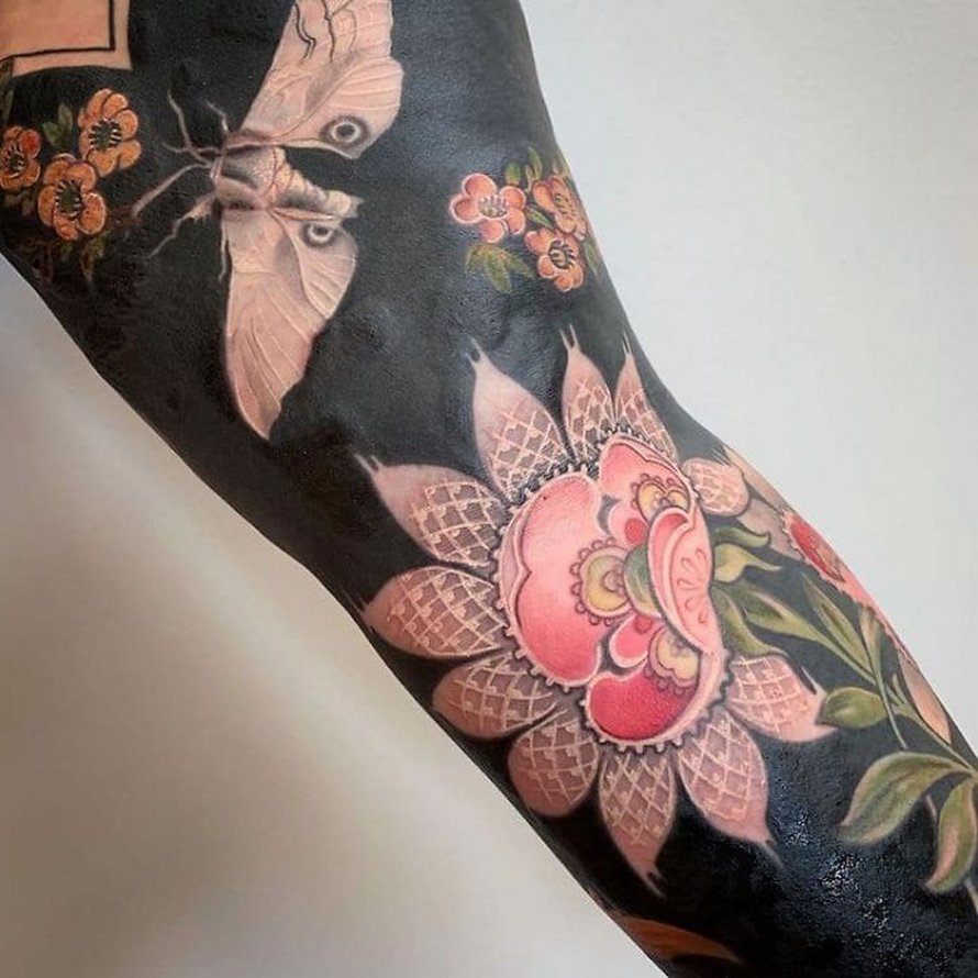 Cette artiste a propulsé les tatouages noirs au niveau supérieur en tatouant des fleurs inspirées de la Renaissance sur les membres des gens (25 images)