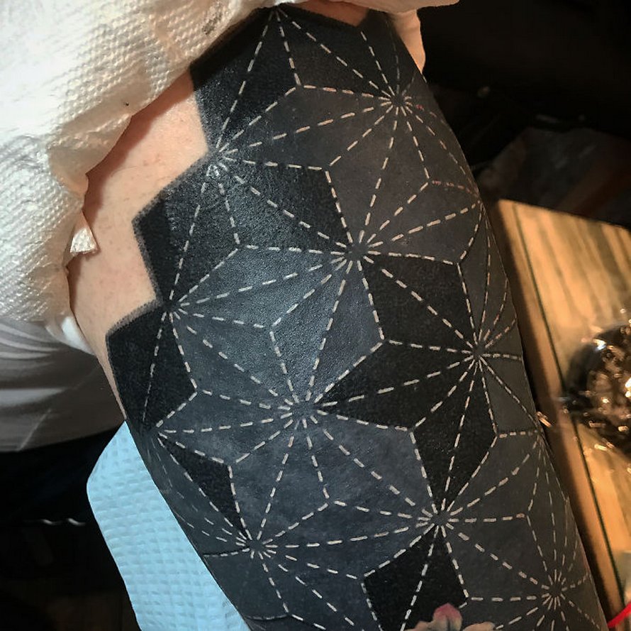 Cette artiste a propulsé les tatouages noirs au niveau supérieur en tatouant des fleurs inspirées de la Renaissance sur les membres des gens (25 images)