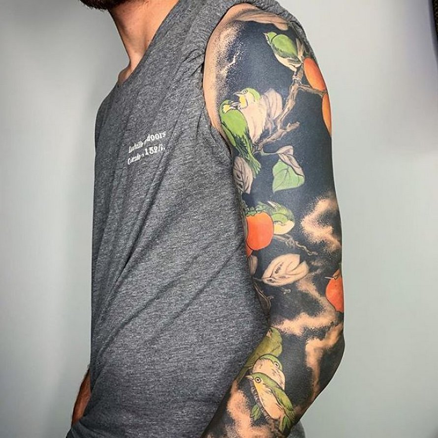 Cette artiste a propulsé les tatouages noirs au niveau supérieur en tatouant des fleurs inspirées de la Renaissance sur les membres des gens (25 images)