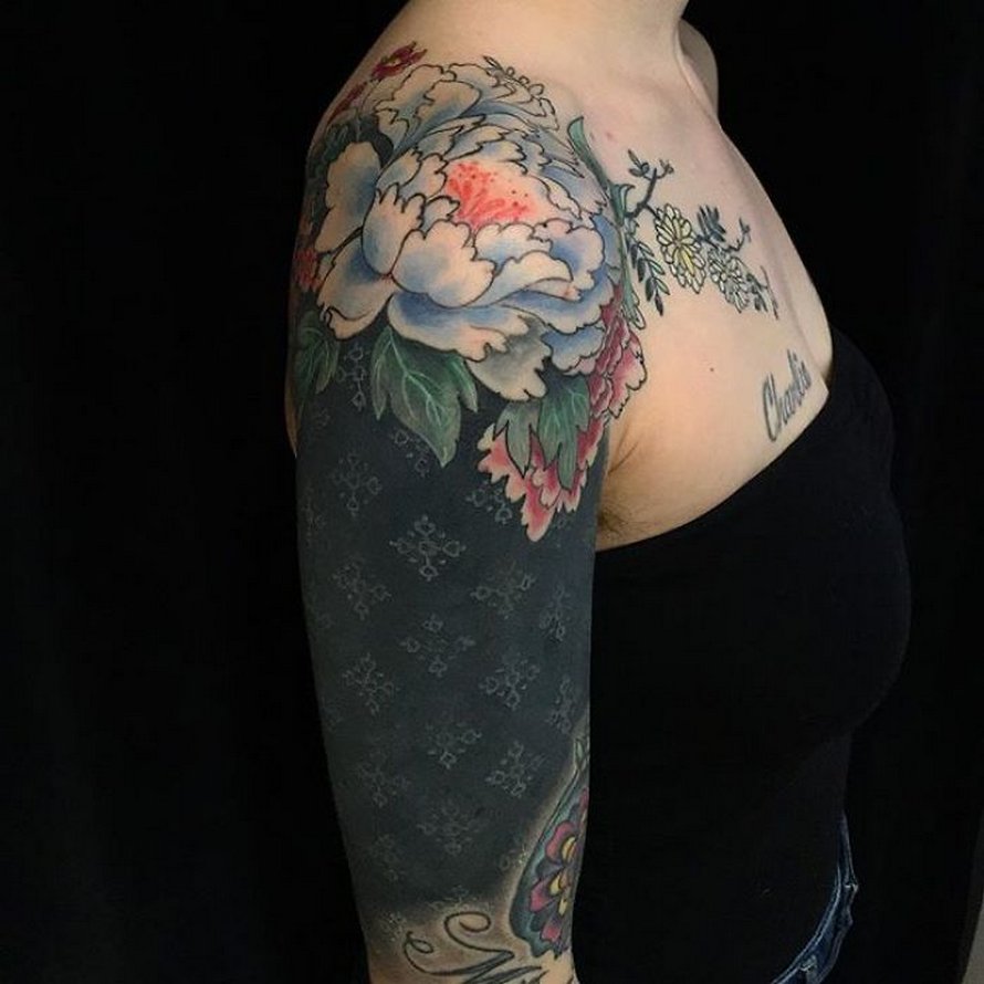 Cette artiste a propulsé les tatouages noirs au niveau supérieur en tatouant des fleurs inspirées de la Renaissance sur les membres des gens (25 images)
