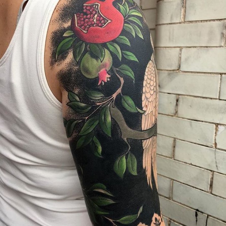 Cette artiste a propulsé les tatouages noirs au niveau supérieur en tatouant des fleurs inspirées de la Renaissance sur les membres des gens (25 images)