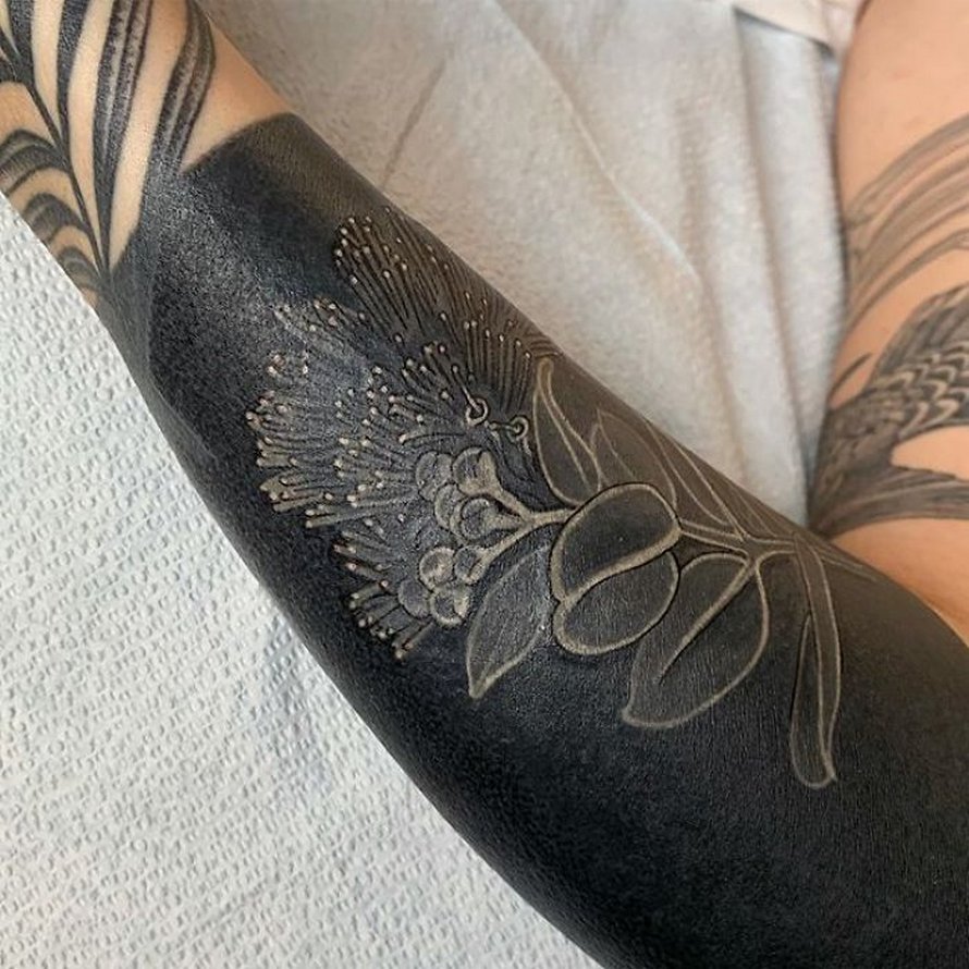 Cette artiste a propulsé les tatouages noirs au niveau supérieur en tatouant des fleurs inspirées de la Renaissance sur les membres des gens (25 images)