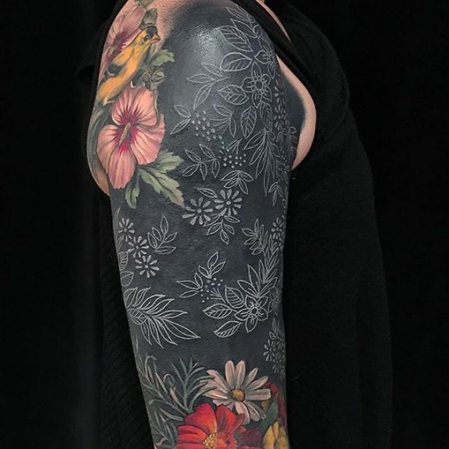 Cette artiste a propulsé les tatouages noirs au niveau supérieur en tatouant des fleurs inspirées de la Renaissance sur les membres des gens (25 images)