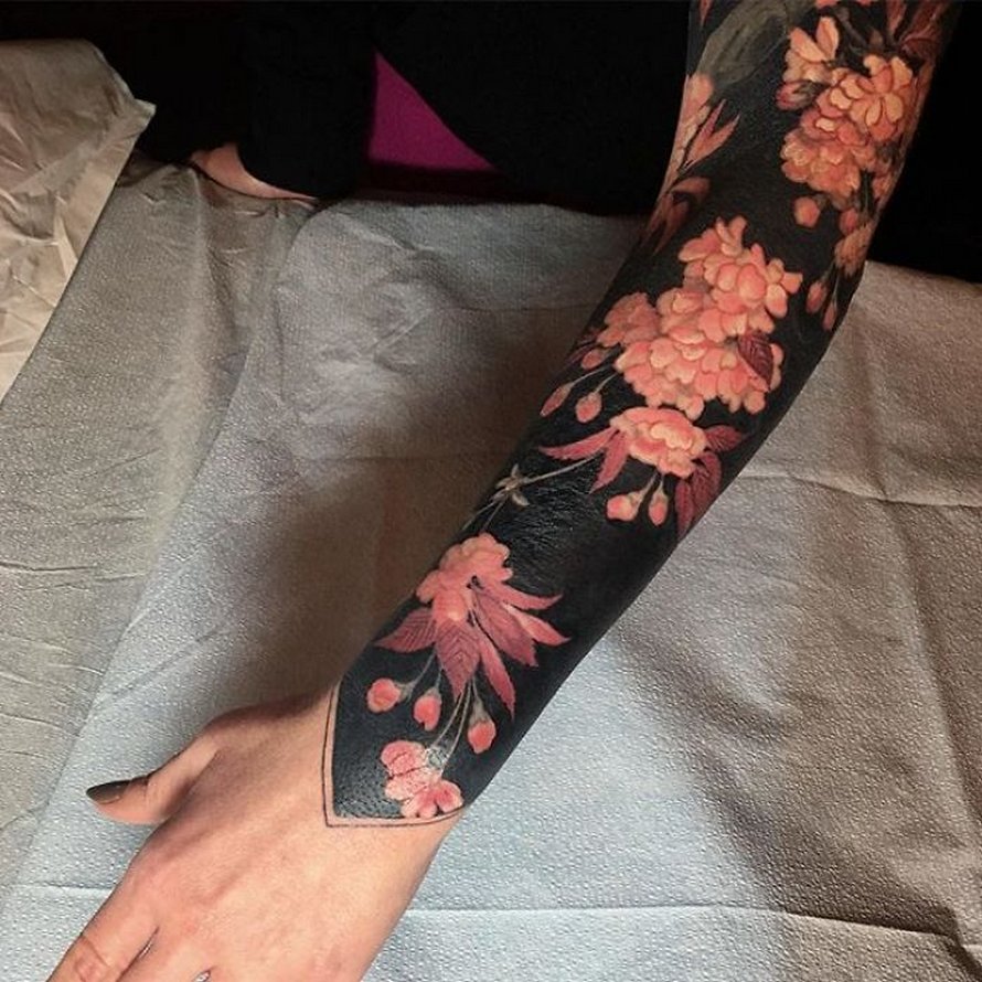 Cette artiste a propulsé les tatouages noirs au niveau supérieur en tatouant des fleurs inspirées de la Renaissance sur les membres des gens (25 images)