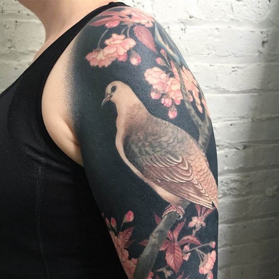Cette artiste a propulsé les tatouages noirs au niveau supérieur en tatouant des fleurs inspirées de la Renaissance sur les membres des gens (25 images)