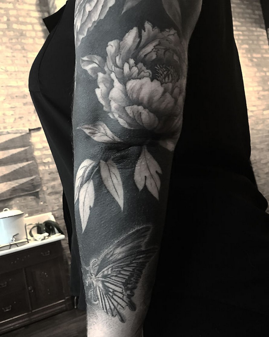 Cette artiste a propulsé les tatouages noirs au niveau supérieur en tatouant des fleurs inspirées de la Renaissance sur les membres des gens (25 images)