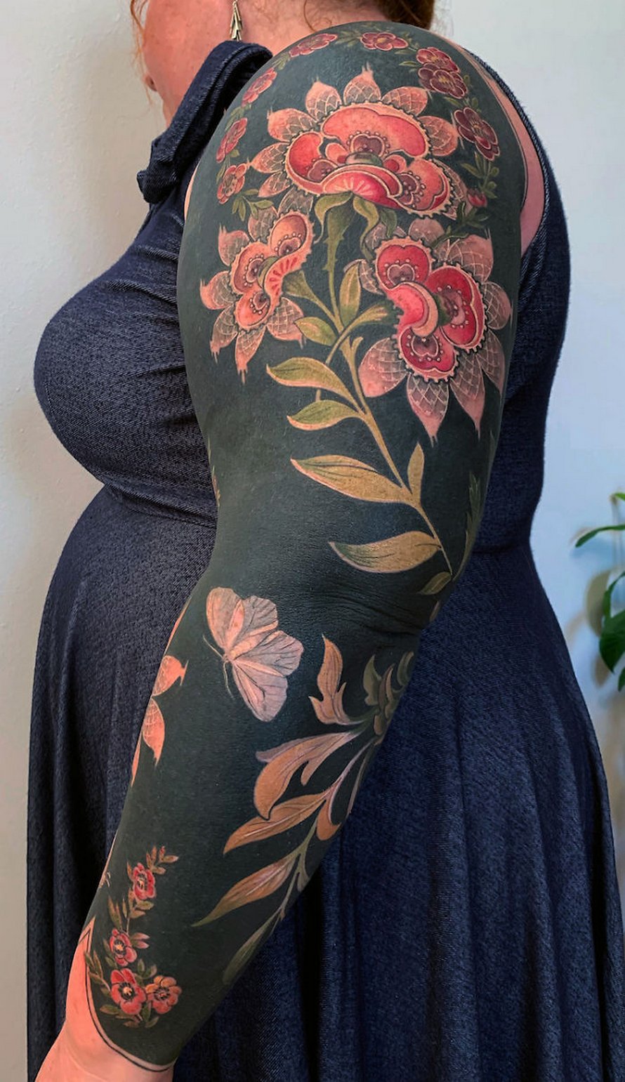 Cette artiste a propulsé les tatouages noirs au niveau supérieur en tatouant des fleurs inspirées de la Renaissance sur les membres des gens (25 images)