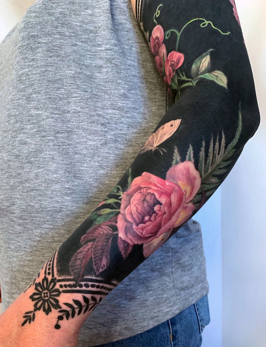 Cette artiste a propulsé les tatouages noirs au niveau supérieur en tatouant des fleurs inspirées de la Renaissance sur les membres des gens (25 images)
