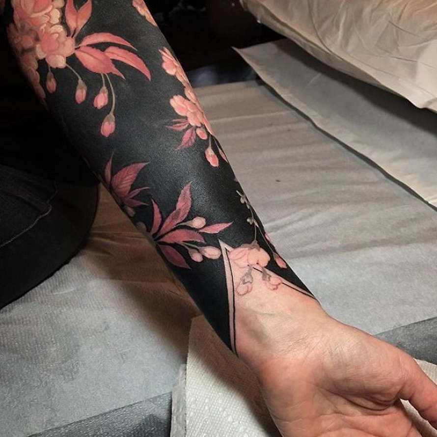 Cette artiste a propulsé les tatouages noirs au niveau supérieur en tatouant des fleurs inspirées de la Renaissance sur les membres des gens (25 images)