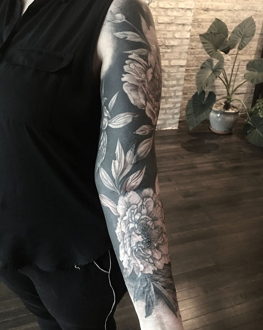 Cette artiste a propulsé les tatouages noirs au niveau supérieur en tatouant des fleurs inspirées de la Renaissance sur les membres des gens (25 images)