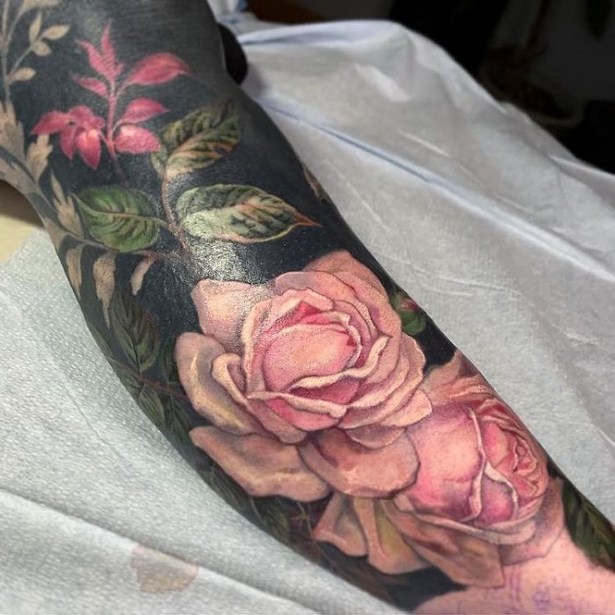 Cette artiste a propulsé les tatouages noirs au niveau supérieur en tatouant des fleurs inspirées de la Renaissance sur les membres des gens (25 images)