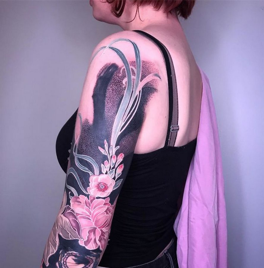 Cette artiste a propulsé les tatouages noirs au niveau supérieur en tatouant des fleurs inspirées de la Renaissance sur les membres des gens (25 images)