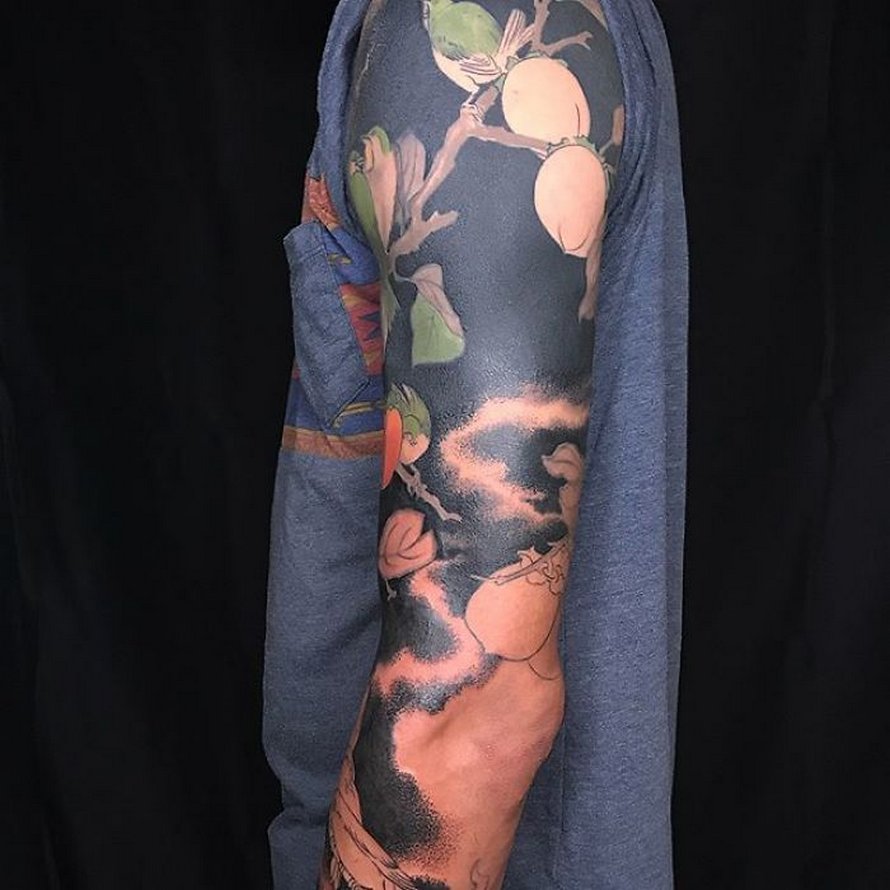 Cette artiste a propulsé les tatouages noirs au niveau supérieur en tatouant des fleurs inspirées de la Renaissance sur les membres des gens (25 images)