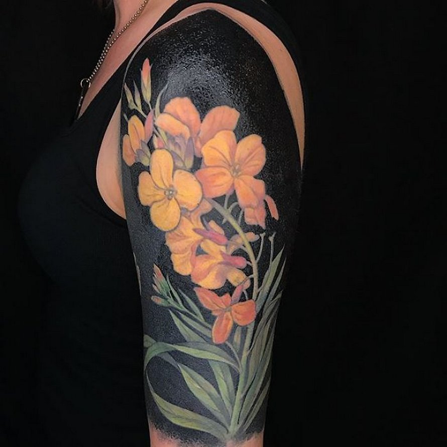 Cette artiste a propulsé les tatouages noirs au niveau supérieur en tatouant des fleurs inspirées de la Renaissance sur les membres des gens (25 images)
