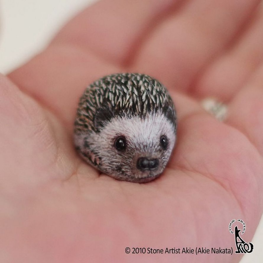 Une artiste japonaise donne vie aux pierres en les transformant en animaux qui tiennent dans la paume de votre main