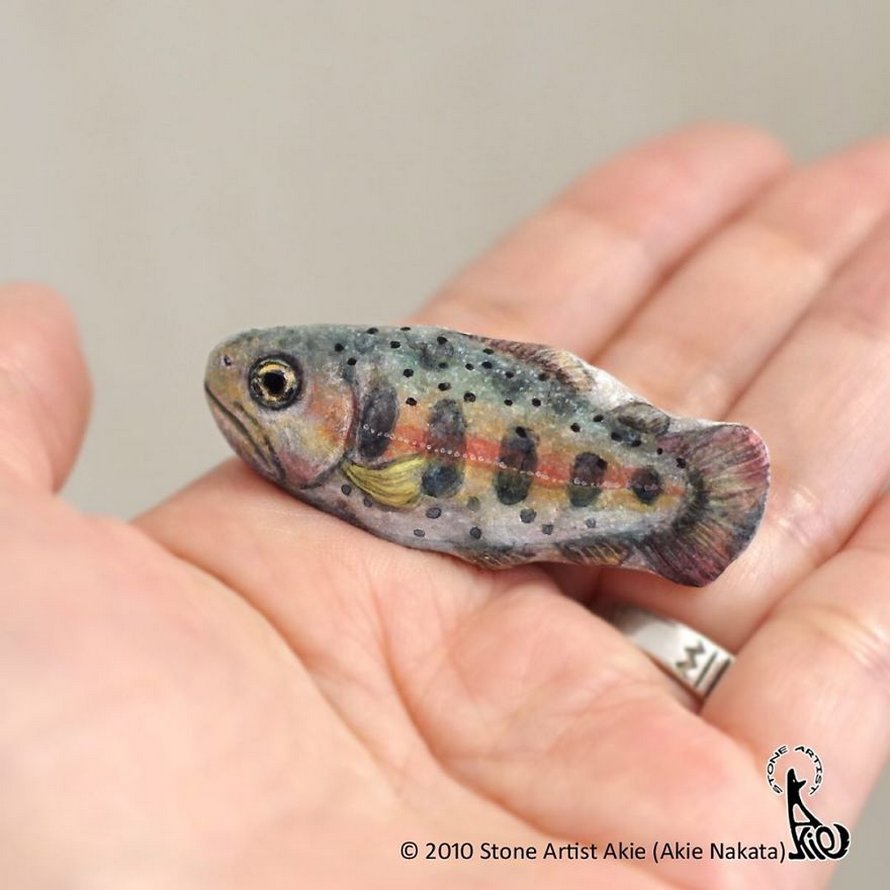 Une artiste japonaise donne vie aux pierres en les transformant en animaux qui tiennent dans la paume de votre main