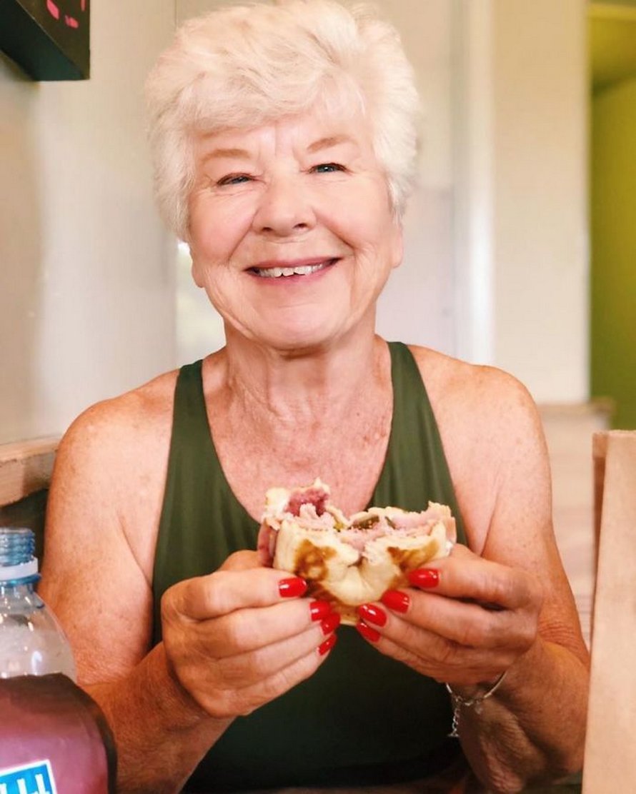Une fille a aidé sa mère de 73 ans à perdre plus de 25 kilos et à retrouver la santé, et ses photos avant et après sont devenues virales