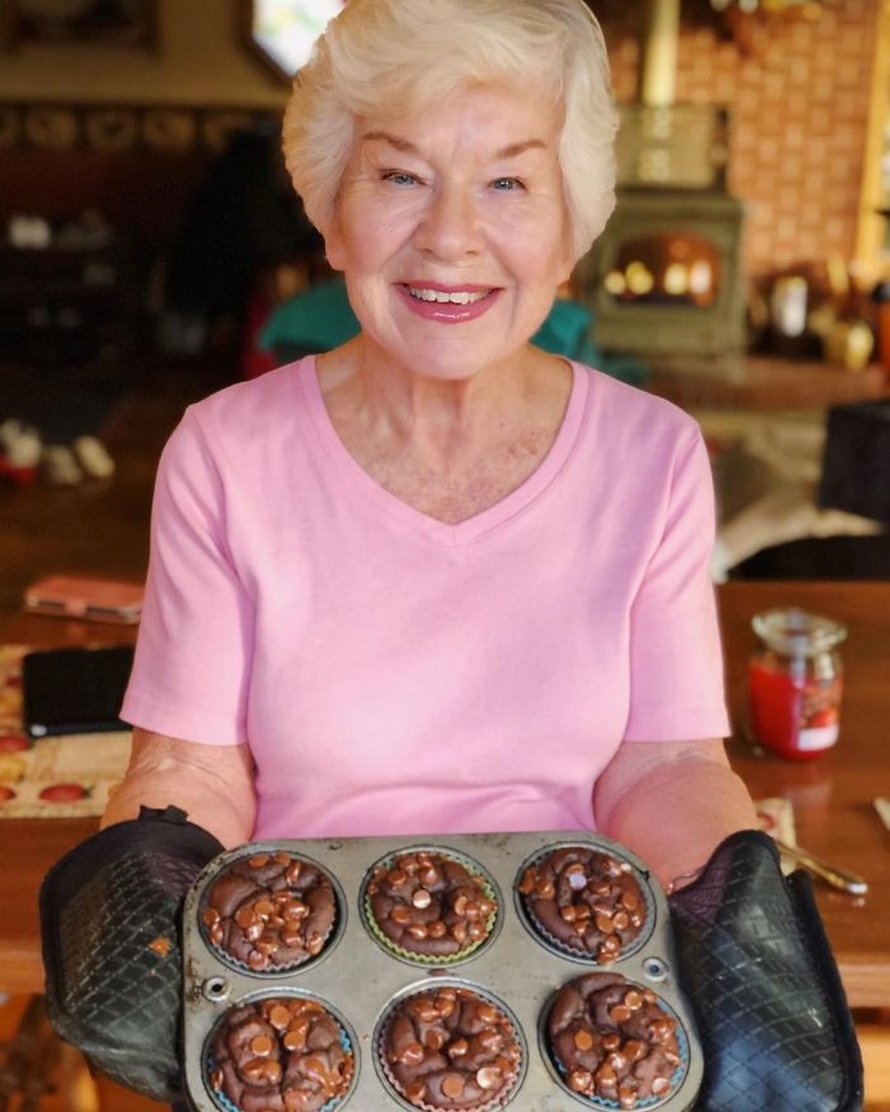 Une fille a aidé sa mère de 73 ans à perdre plus de 25 kilos et à retrouver la santé, et ses photos avant et après sont devenues virales