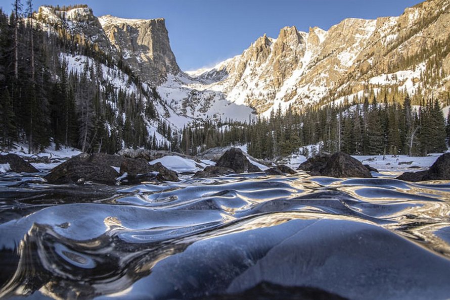Ce photographe a immortalisé la beauté unique de vagues glacées au lac Dream, dans le Colorado