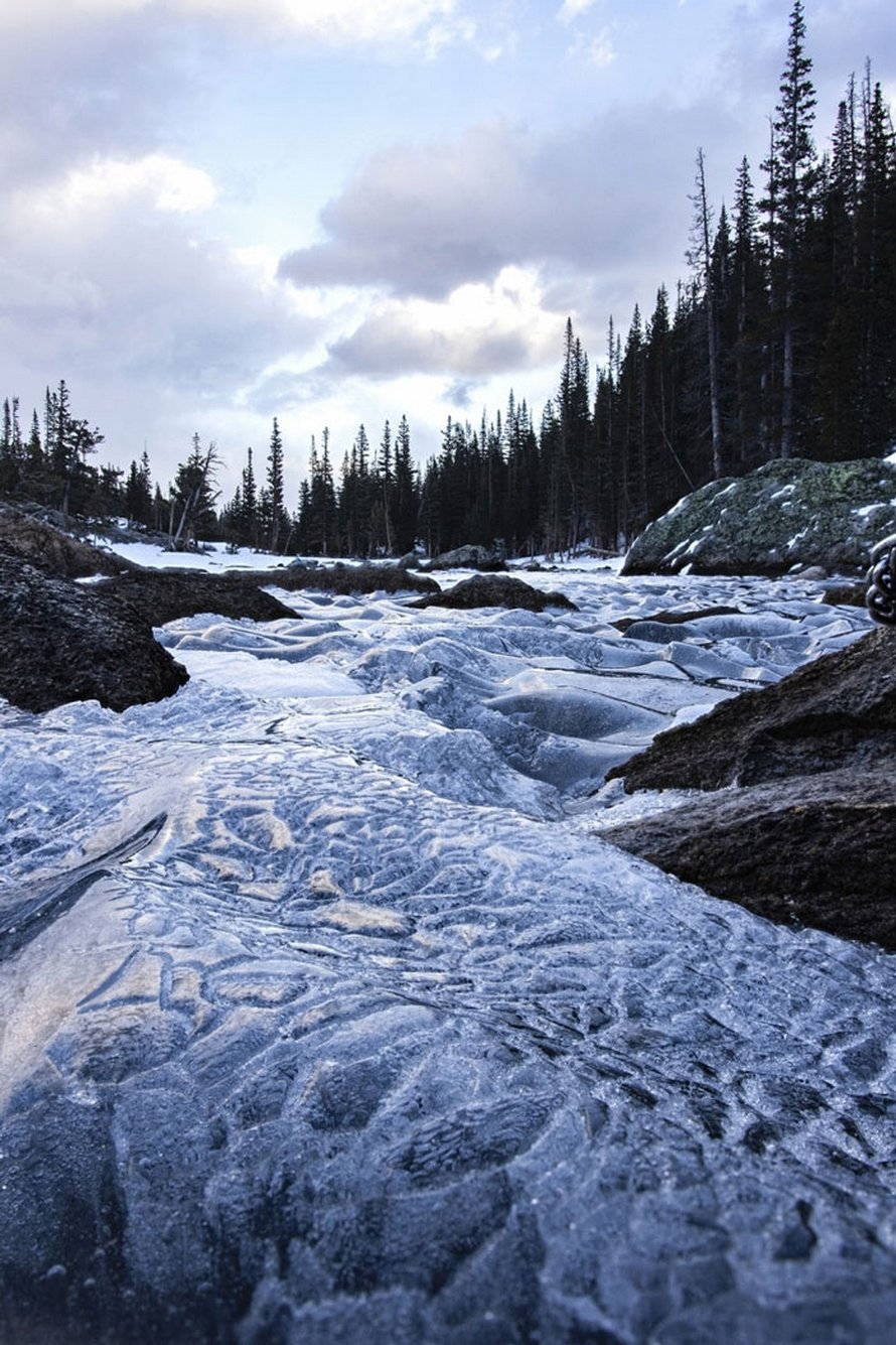 Ce photographe a immortalisé la beauté unique de vagues glacées au lac Dream, dans le Colorado
