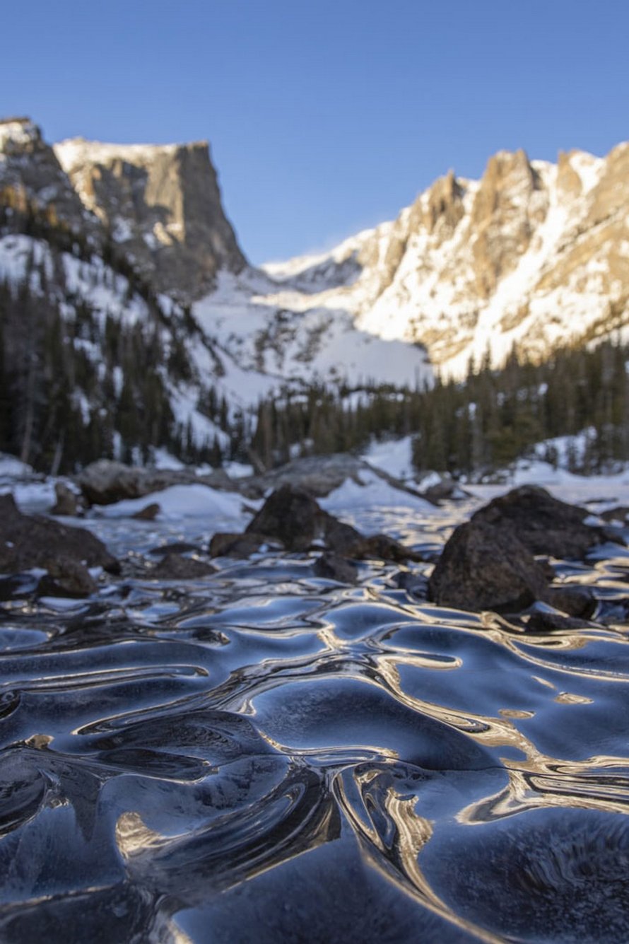 Ce photographe a immortalisé la beauté unique de vagues glacées au lac Dream, dans le Colorado