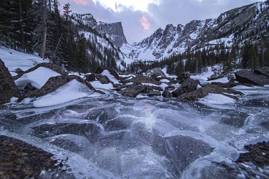 Ce photographe a immortalisé la beauté unique de vagues glacées au lac Dream, dans le Colorado